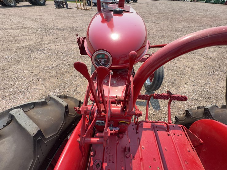 1952-farmall-super-av-tractor-image-24