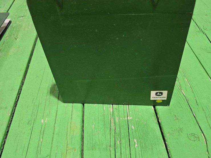 john-deere-radioator/grill-key-hand-up-image-3