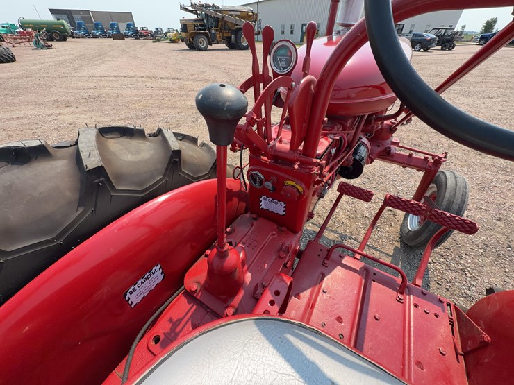 1952-farmall-super-av-tractor-image-20