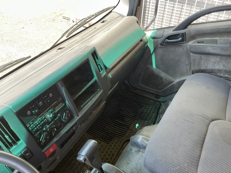 2009-isuzu-npr-image-23