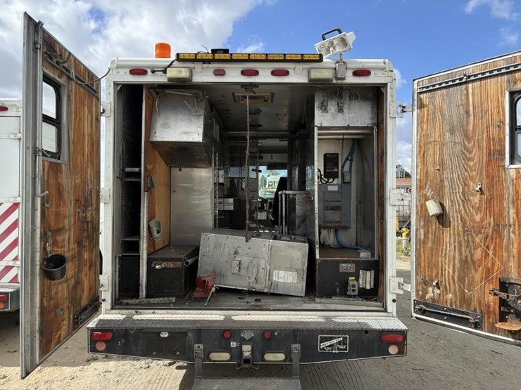 2002-workhorse-p42-image-17