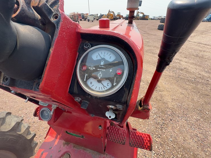 1965-ihc-farmall-656-tractor-image-30