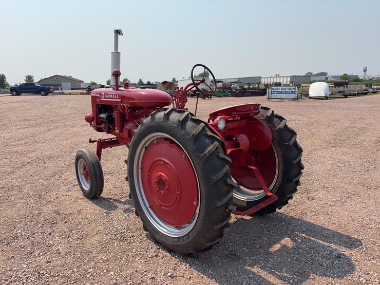 1952-farmall-super-av-tractor-image-7