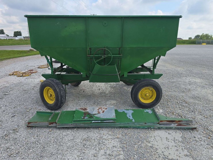 gravity-wagon-on-john-deere-running-gear,-with-side-boards-image-4