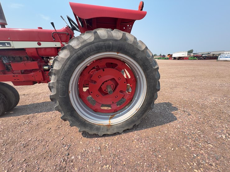 1965-ihc-farmall-656-tractor-image-15