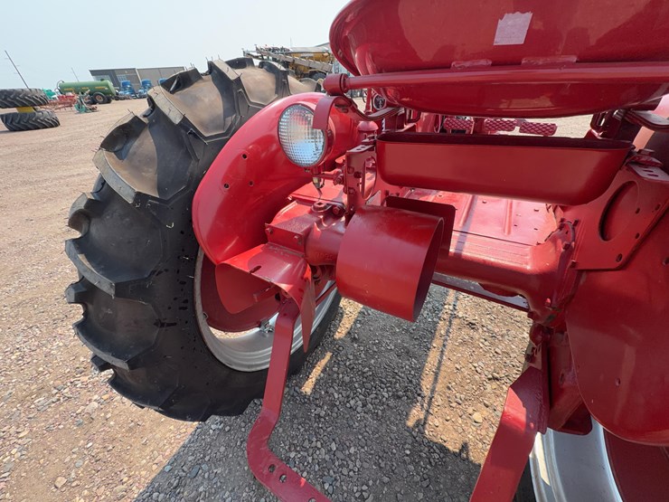 1952-farmall-super-av-tractor-image-16