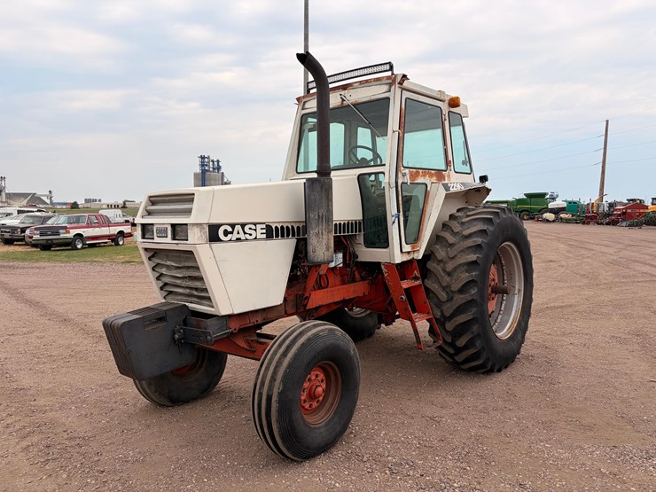 1978-case-2290-tractor-image-1