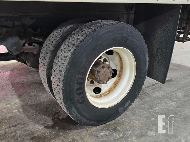 2017-freightliner-business-class-m2-106-image-24