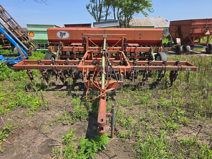tye-series-15-pull-type-drill-8"-spacing,-front-coulters,-2-bar-rear-harrow-image-2