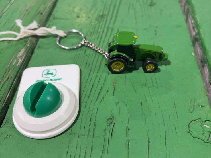 john-deere-key-chains-image-1