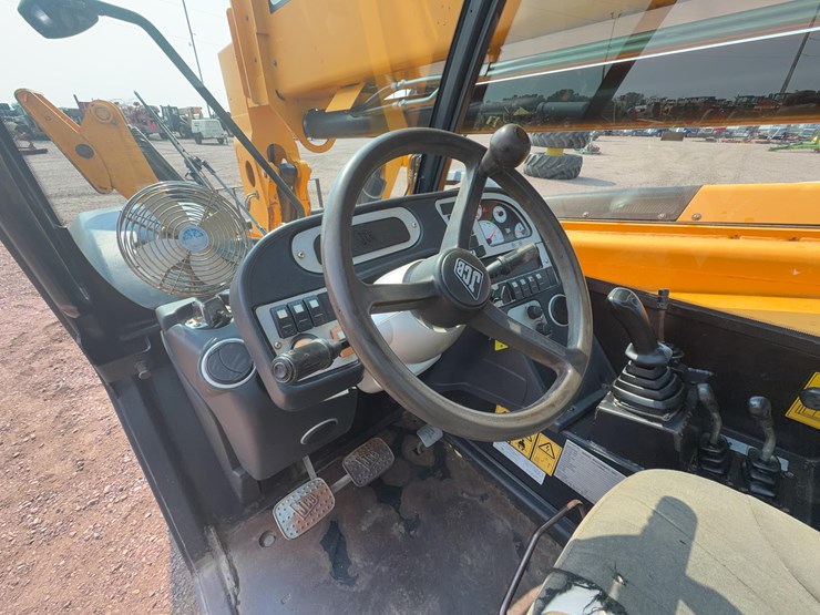 2011-jcb-510-56-image-34