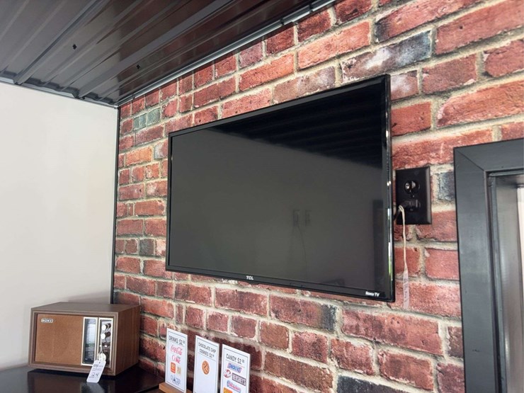 32''-roku-tv-with-mounting-bracket-image-1