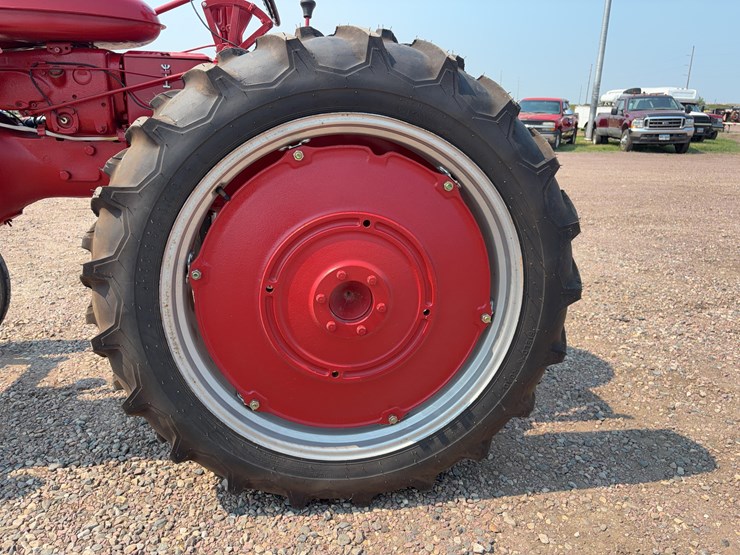 1952-farmall-super-av-tractor-image-12