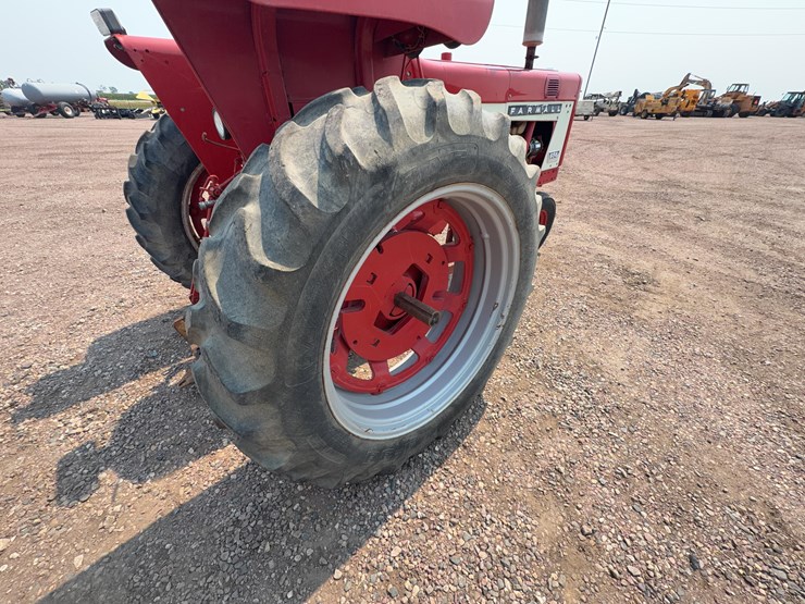 1965-ihc-farmall-656-tractor-image-21