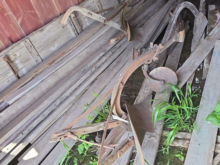 4-horse-drawn-1-bottom-plows-image-1