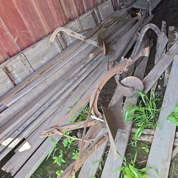 4 horse drawn 1 bottom plows