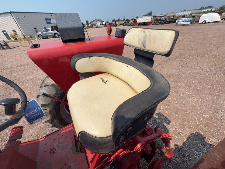1965-ihc-farmall-656-tractor-image-27