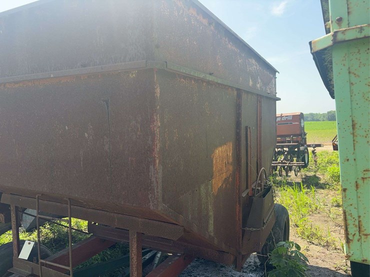 250bu-gravity-wagon-on-jd-gear-image-2