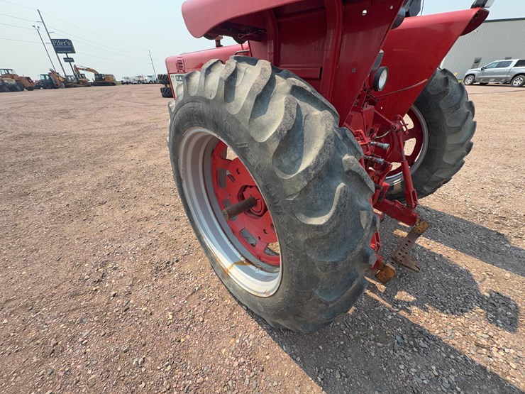1965-ihc-farmall-656-tractor-image-17