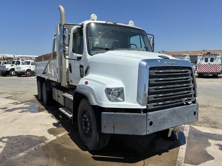 2013-freightliner-114sd-image-2