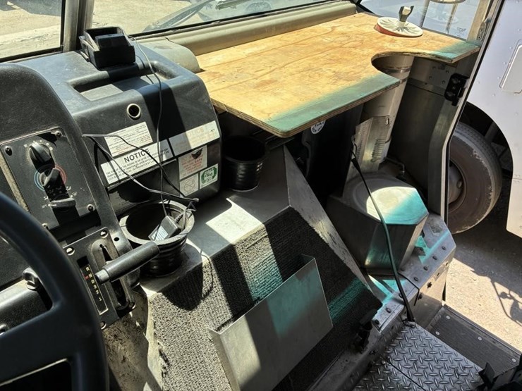 2002-workhorse-p42-image-22