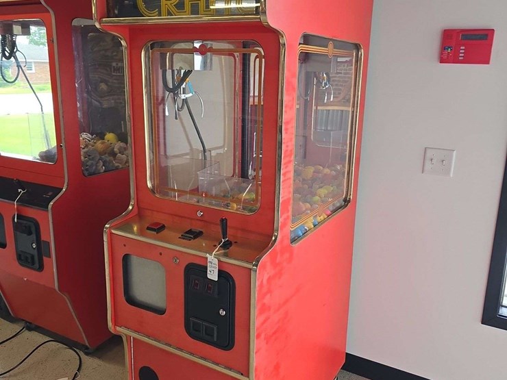vintage-skill-crane-machine,-takes-quarters-image-1