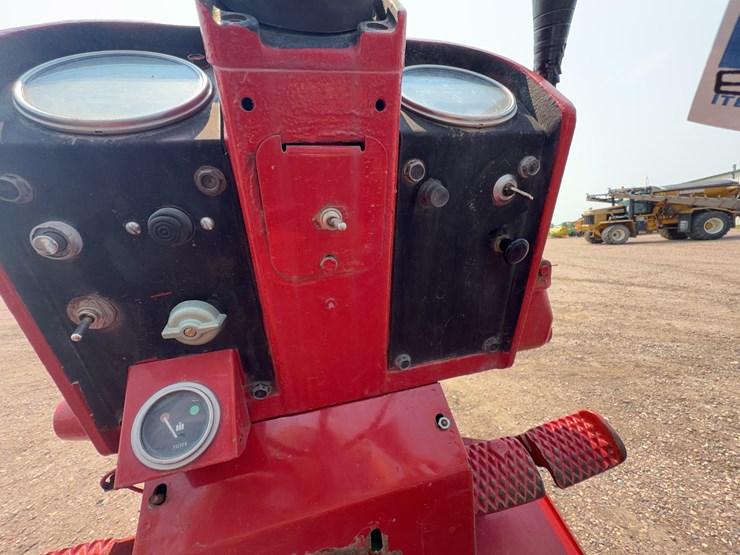 1965-ihc-farmall-656-tractor-image-31