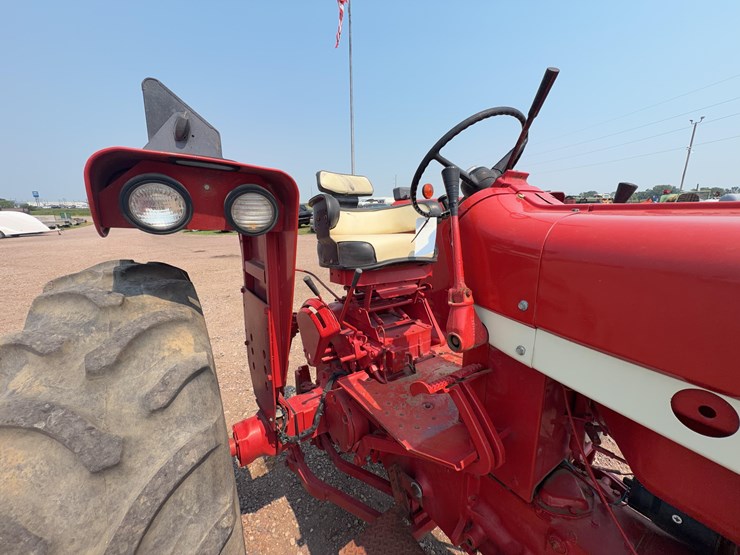 1965-ihc-farmall-656-tractor-image-25