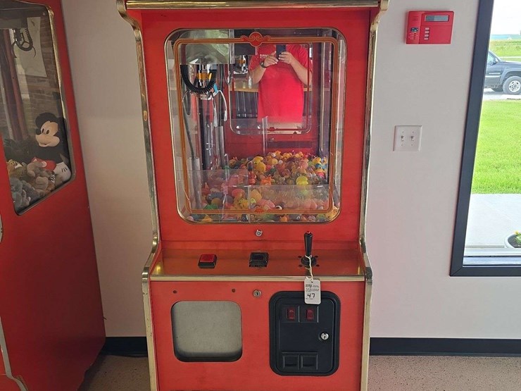 vintage-skill-crane-machine,-takes-quarters-image-2