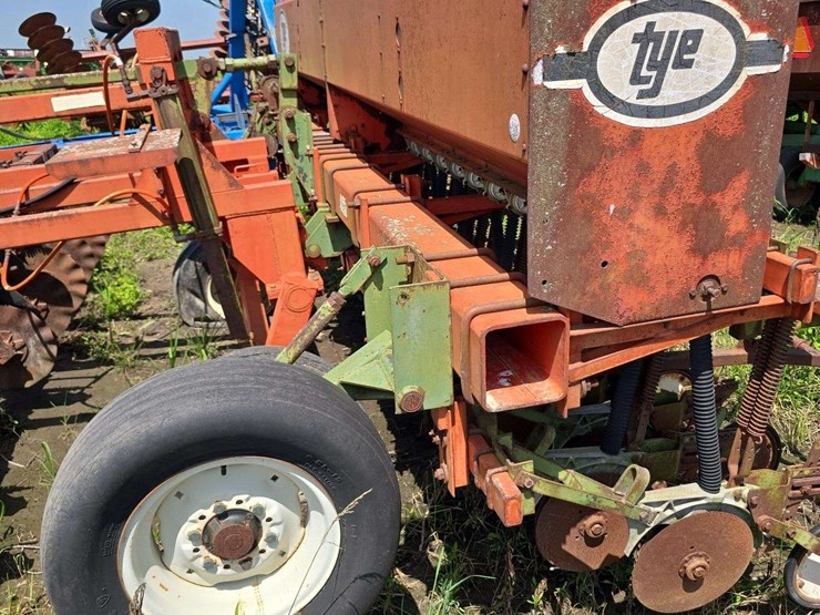 tye-series-15-pull-type-drill-8"-spacing,-front-coulters,-2-bar-rear-harrow-image-7