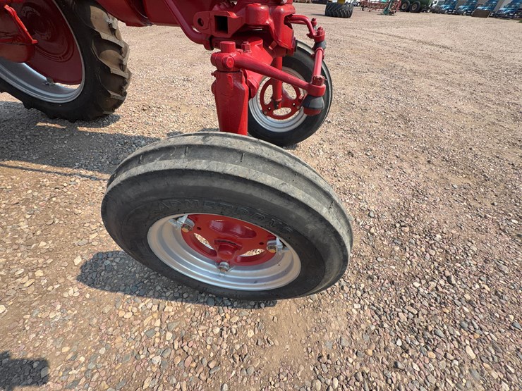 1952-farmall-super-av-tractor-image-27