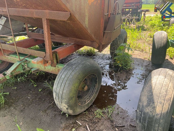 250bu-gravity-wagon-on-jd-gear-image-3