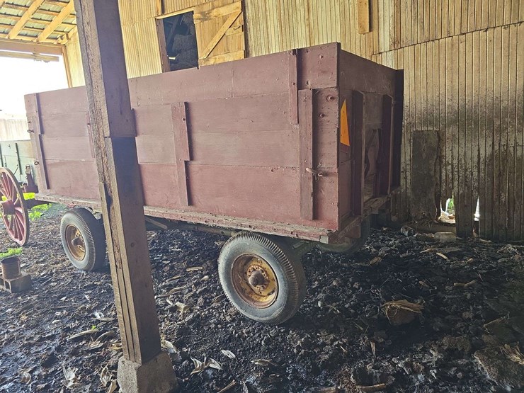 wooden-barge-wagon-on-john-deere-gear-image-2