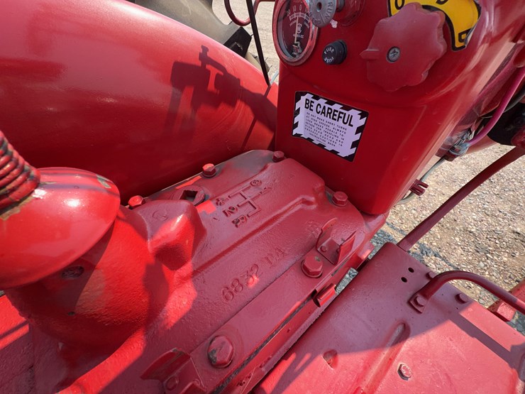 1952-farmall-super-av-tractor-image-21