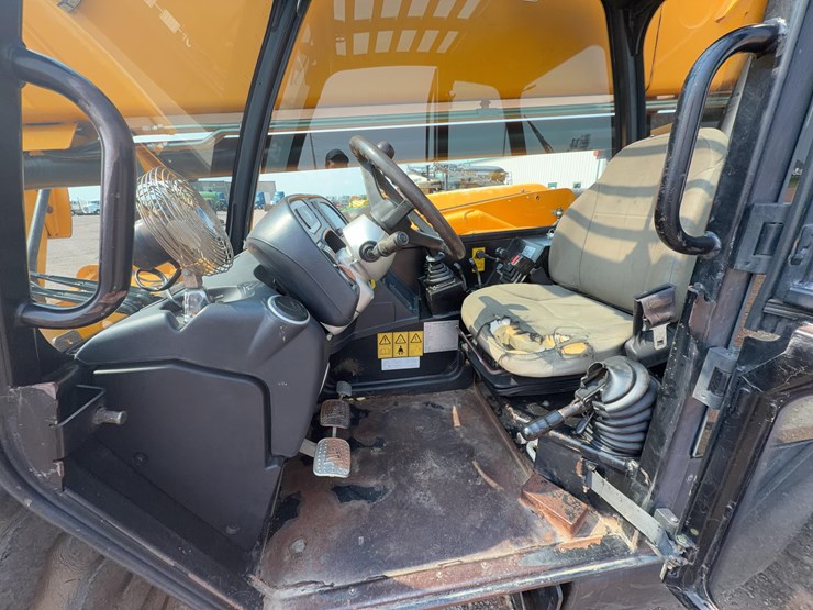 2011-jcb-510-56-image-31