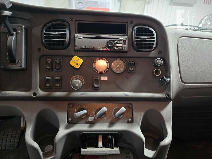 2020-freightliner-business-class-m2-106-image-15