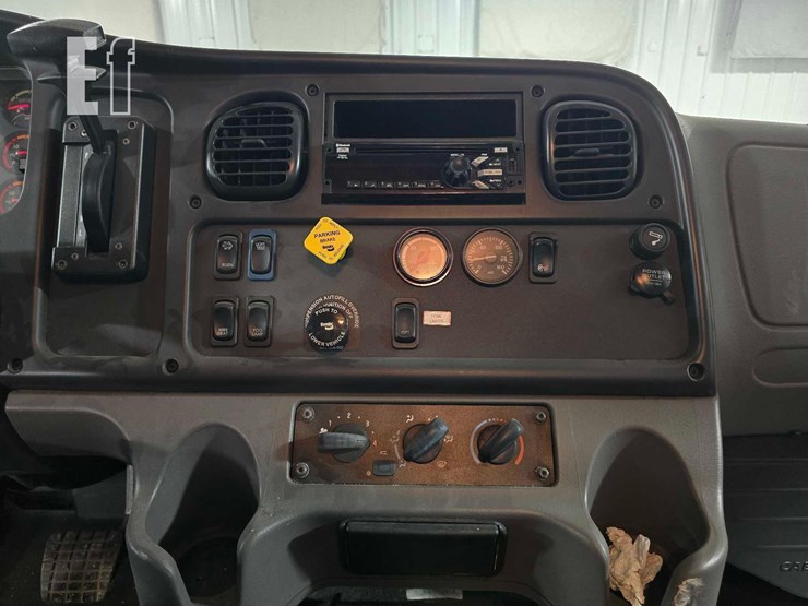 2020-freightliner-business-class-m2-106-image-15