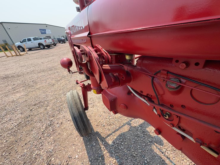 1952-farmall-super-av-tractor-image-25