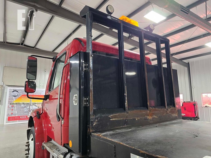 2015-freightliner-business-class-m2-106-image-17
