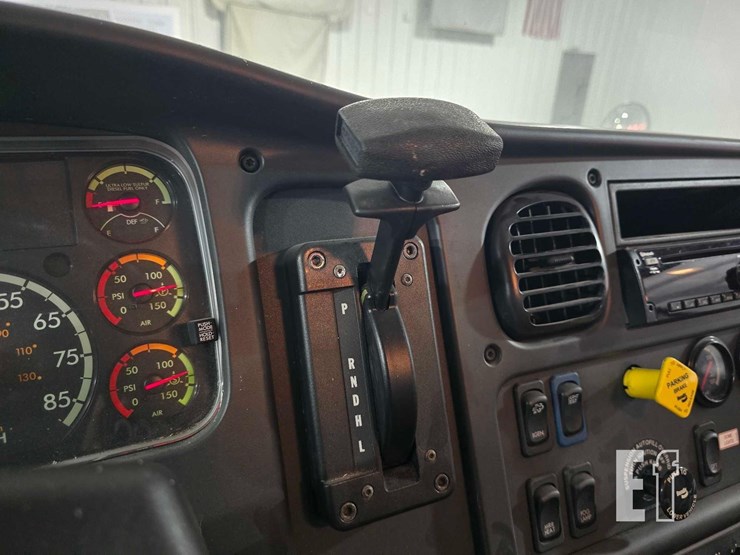 2020-freightliner-business-class-m2-106-image-14