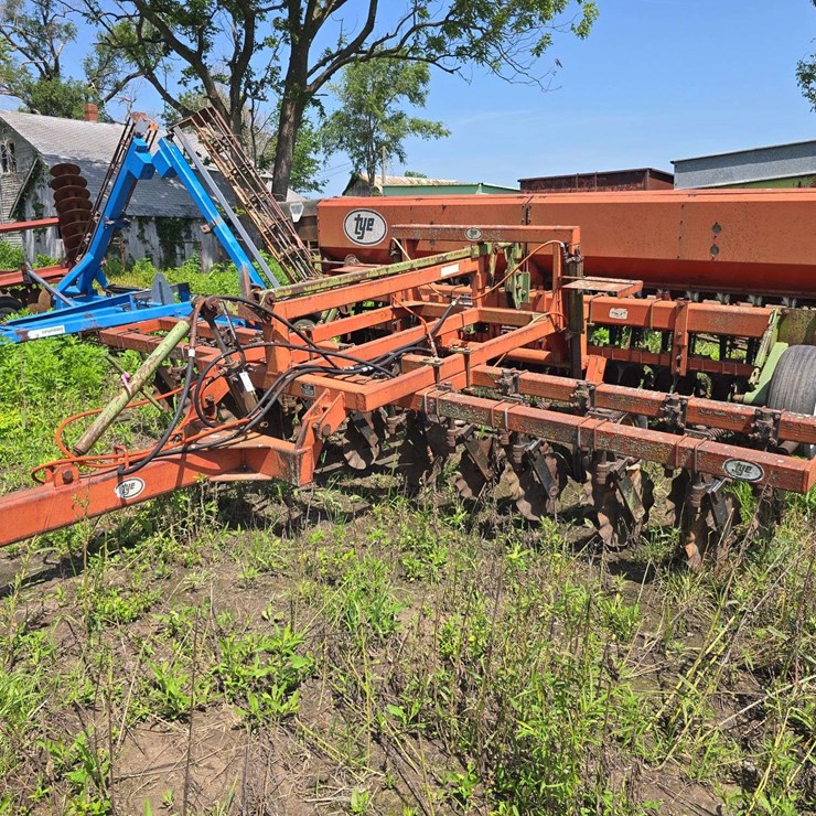 Tye Series 15 pull type drill 8" spacing, front coulters, 2 bar rear harrow