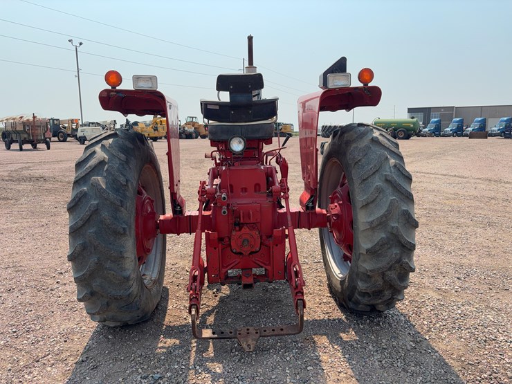 1965-ihc-farmall-656-tractor-image-5