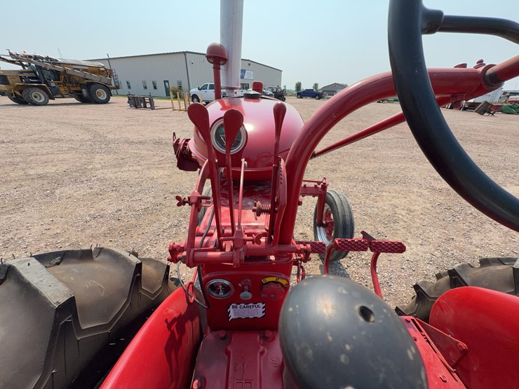 1952-farmall-super-av-tractor-image-22