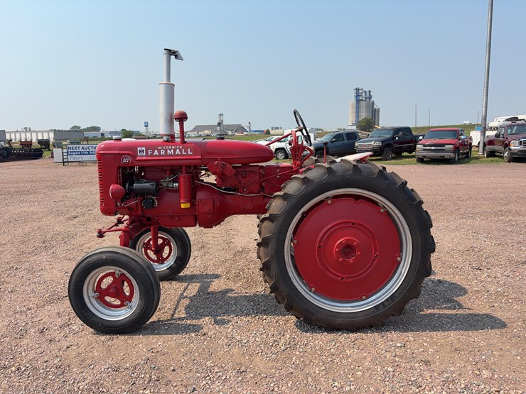 1952-farmall-super-av-tractor-image-8