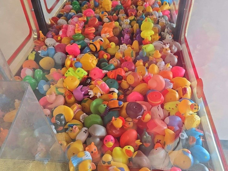 vintage-skill-crane-machine,-takes-quarters-image-4