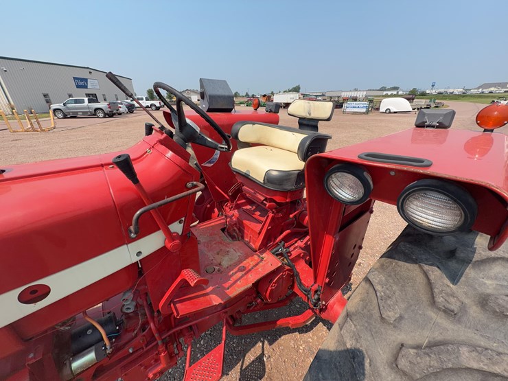 1965-ihc-farmall-656-tractor-image-26
