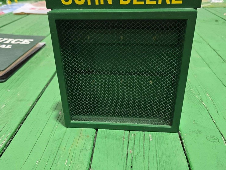 john-deere-radioator/grill-key-hand-up-image-1