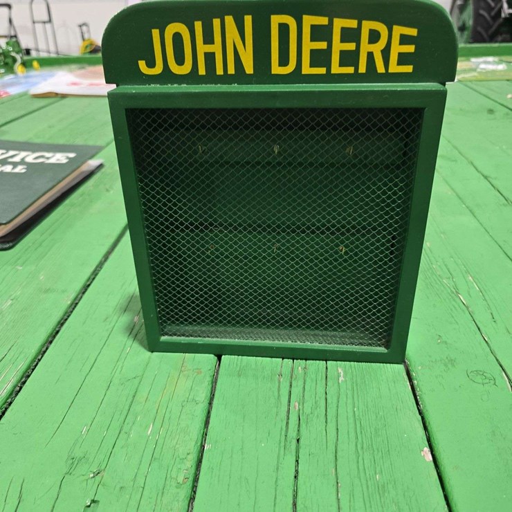 John Deere Radioator/Grill Key Hand Up