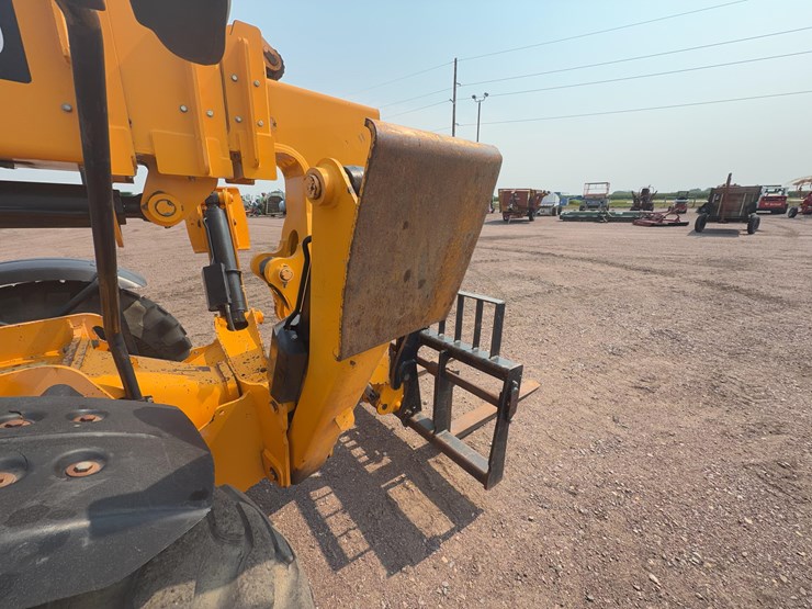 2011-jcb-510-56-image-26