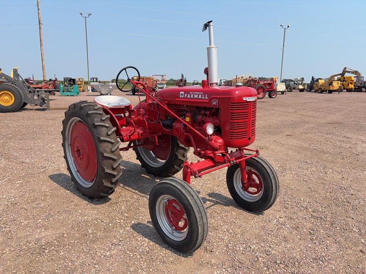 1952-farmall-super-av-tractor-image-3